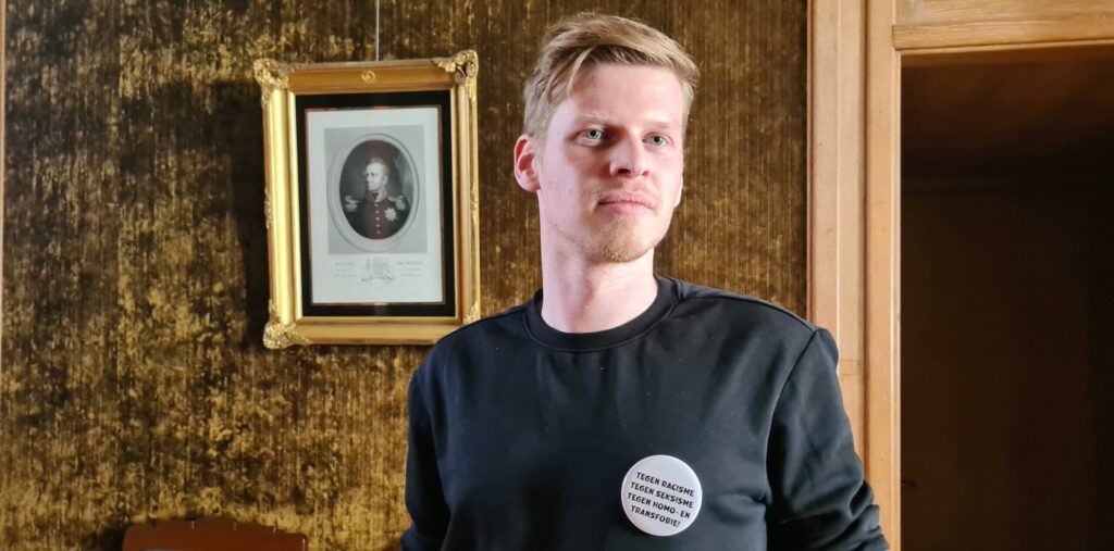 Jesper Gringhuis (GroenLinks) protesteert met button tegen komst Baudet naar Staten